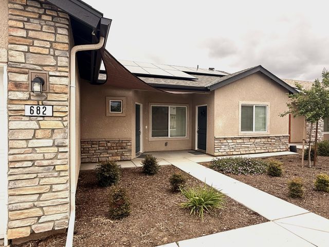 682 W Pin Oak Avenue, Porterville, CA 93257