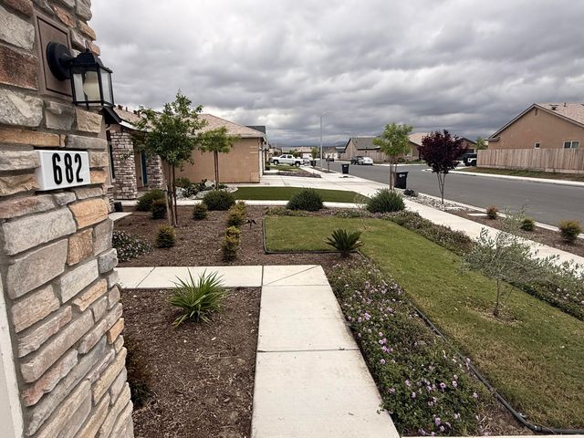682 W Pin Oak Avenue, Porterville, CA 93257