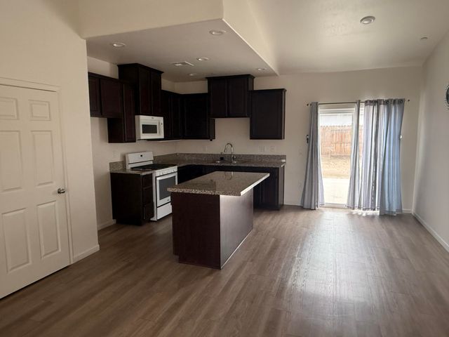 682 W Pin Oak Avenue, Porterville, CA 93257