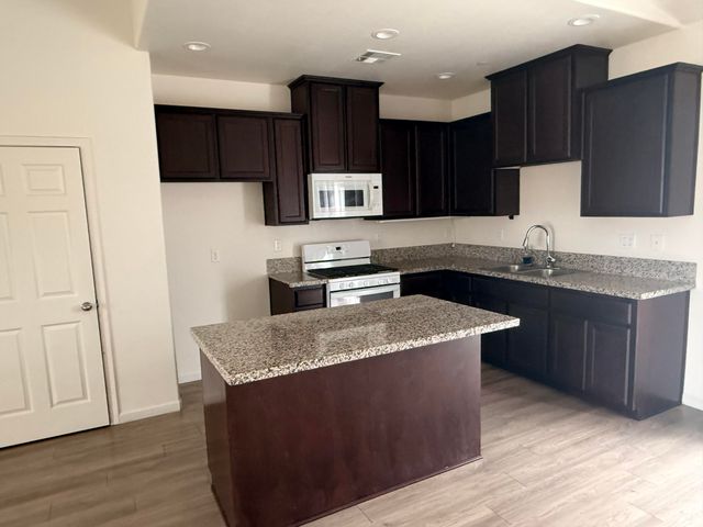 682 W Pin Oak Avenue, Porterville, CA 93257