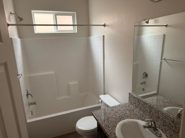 682 W Pin Oak Avenue, Porterville, CA 93257