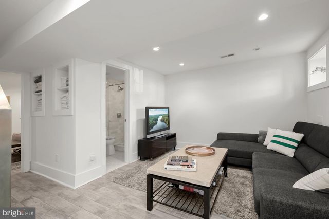 151 UHLAND TER NE, Washington, DC 20002