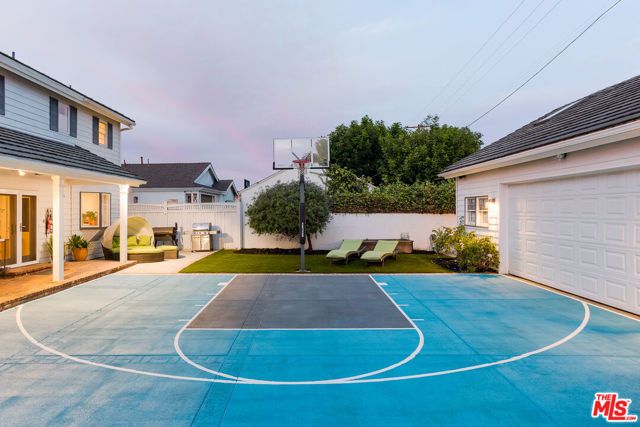 8426 Flight Avenue, Los Angeles, CA 90045