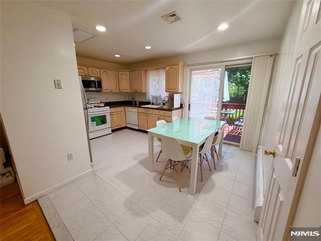 372 Chestnut Street, Ridgefield, NJ 07657