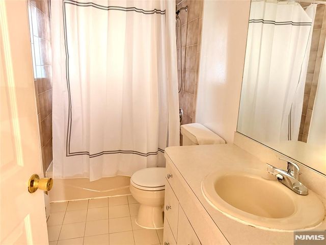 372 Chestnut Street, Ridgefield, NJ 07657