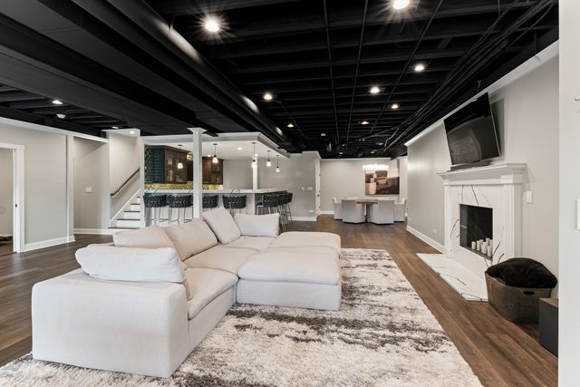 121 Florence Avenue, Inverness, IL 60010