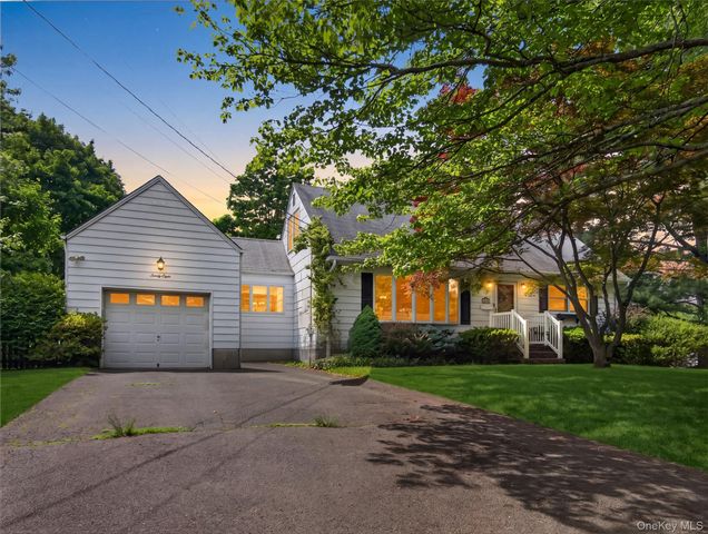 28 Parkway Drive N, Blauvelt, NY 10913