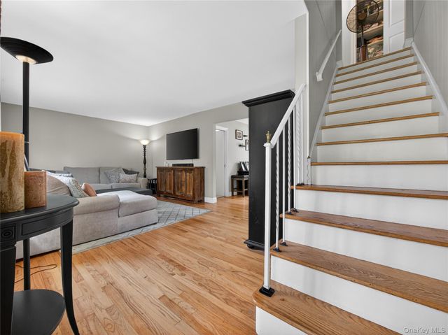 28 Parkway Drive N, Blauvelt, NY 10913