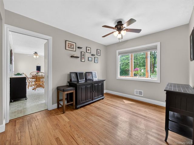 28 Parkway Drive N, Blauvelt, NY 10913