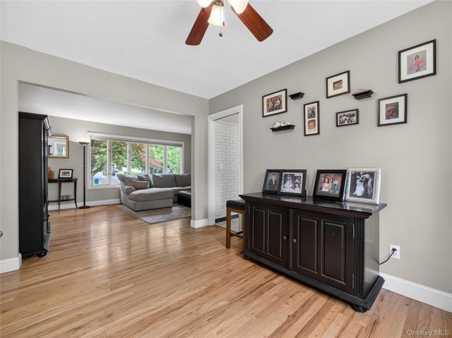 28 Parkway Drive N, Blauvelt, NY 10913