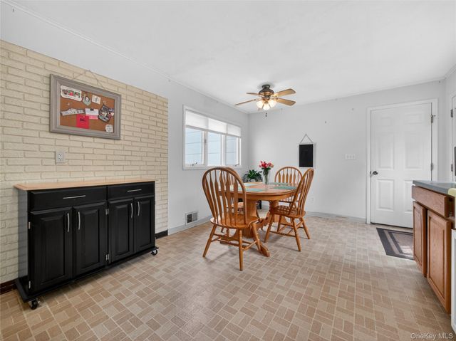 28 Parkway Drive N, Blauvelt, NY 10913