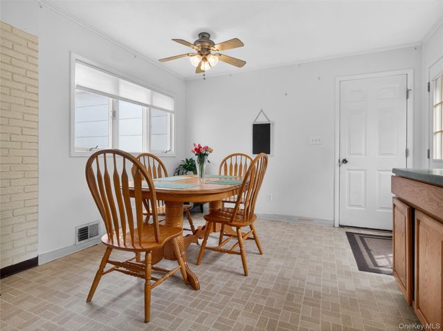 28 Parkway Drive N, Blauvelt, NY 10913