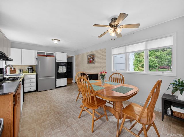28 Parkway Drive N, Blauvelt, NY 10913