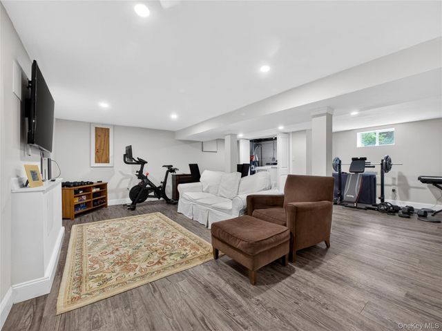 28 Parkway Drive N, Blauvelt, NY 10913