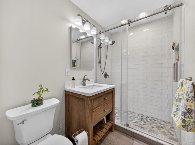 28 Parkway Drive N, Blauvelt, NY 10913
