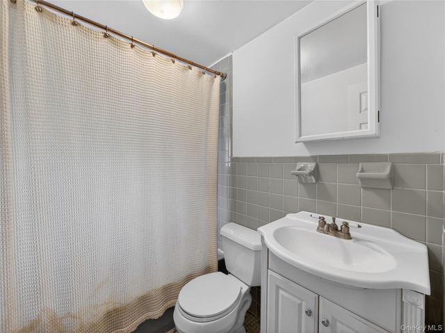 28 Parkway Drive N, Blauvelt, NY 10913