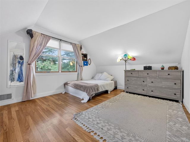 28 Parkway Drive N, Blauvelt, NY 10913