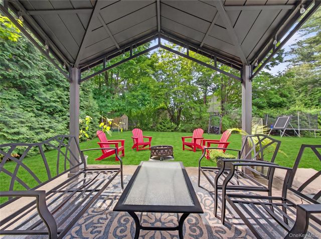 28 Parkway Drive N, Blauvelt, NY 10913