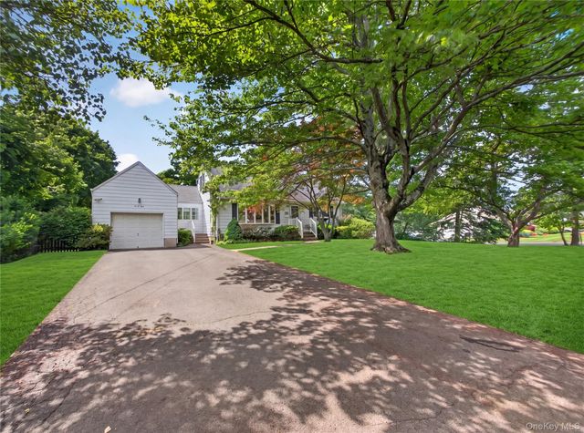 28 Parkway Drive N, Blauvelt, NY 10913