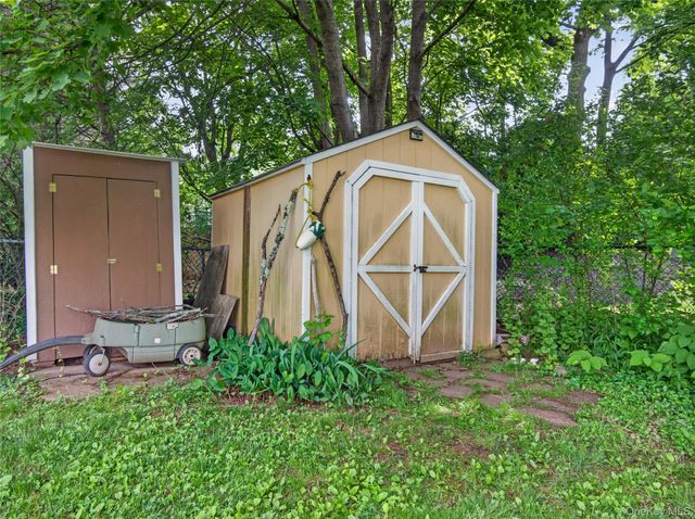 28 Parkway Drive N, Blauvelt, NY 10913