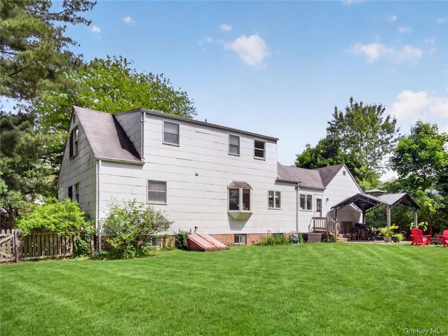 28 Parkway Drive N, Blauvelt, NY 10913