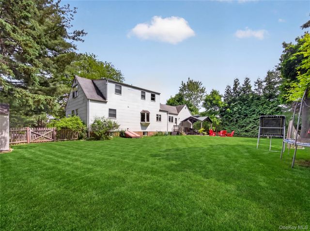28 Parkway Drive N, Blauvelt, NY 10913