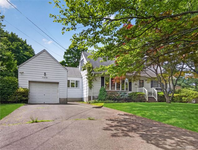 28 Parkway Drive N, Blauvelt, NY 10913