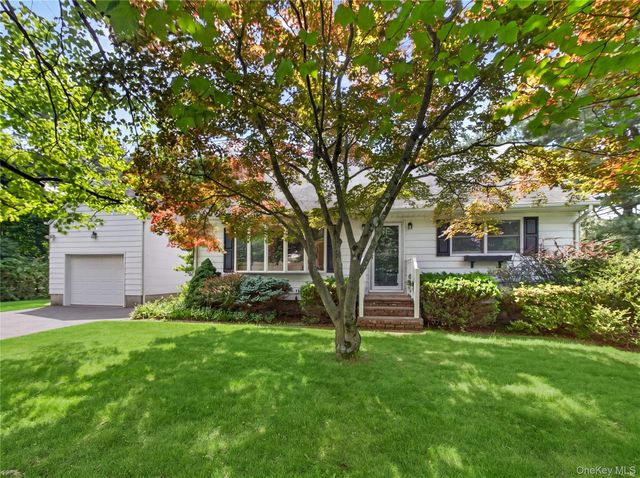 28 Parkway Drive N, Blauvelt, NY 10913
