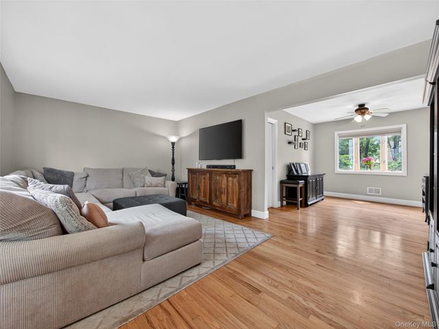 28 Parkway Drive N, Blauvelt, NY 10913