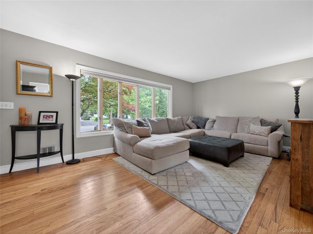 28 Parkway Drive N, Blauvelt, NY 10913