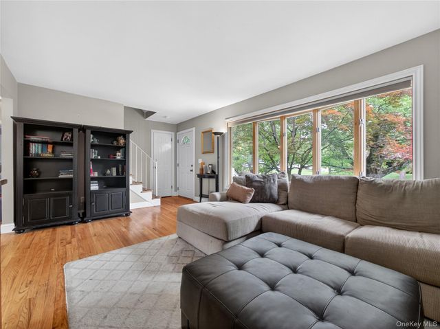 28 Parkway Drive N, Blauvelt, NY 10913