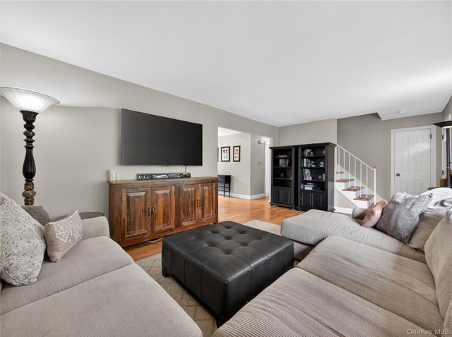28 Parkway Drive N, Blauvelt, NY 10913