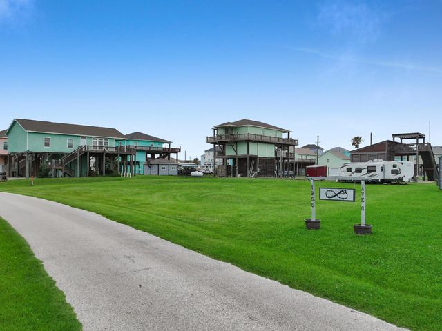 1966 Avenue G, Crystal Beach, TX 77650