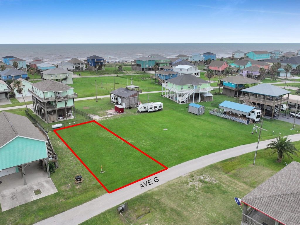 1966 Avenue G, Crystal Beach, TX 77650