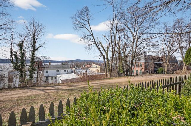 1 Chestnut Court, Dobbs Ferry, NY 10522