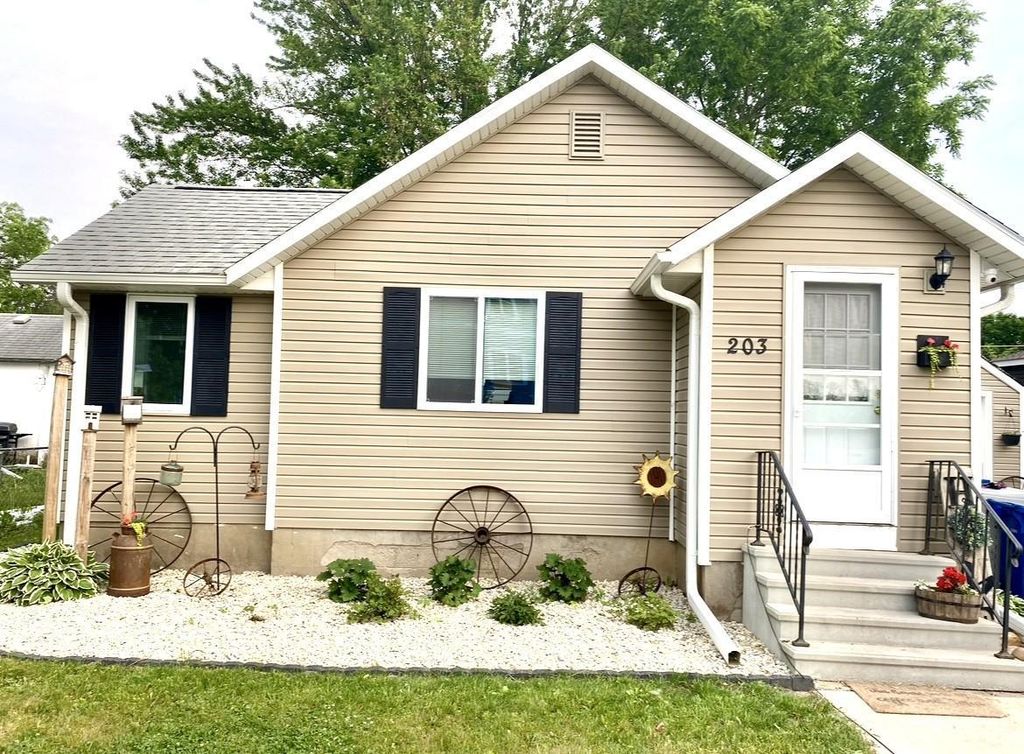 203 1st Street NW, Dodge Center, MN 55927