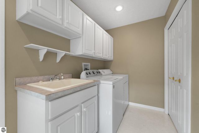 2911 E Crown Drive, Traverse City, MI 49684