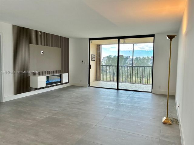 7050 NW 44th St 708, Lauderhill, FL 33319