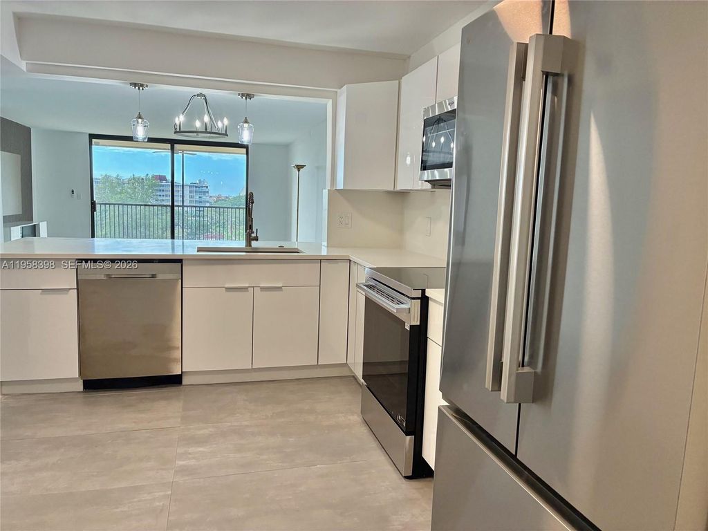 7050 NW 44th St 708, Lauderhill, FL 33319