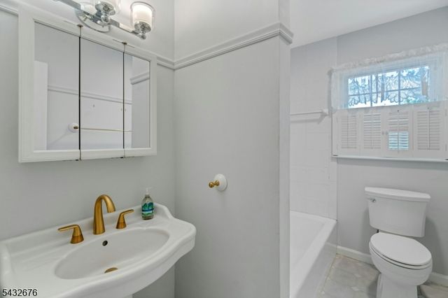 98 Vassar Dr, Paramus Boro, NJ 07652