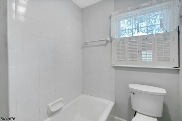 98 Vassar Dr, Paramus Boro, NJ 07652
