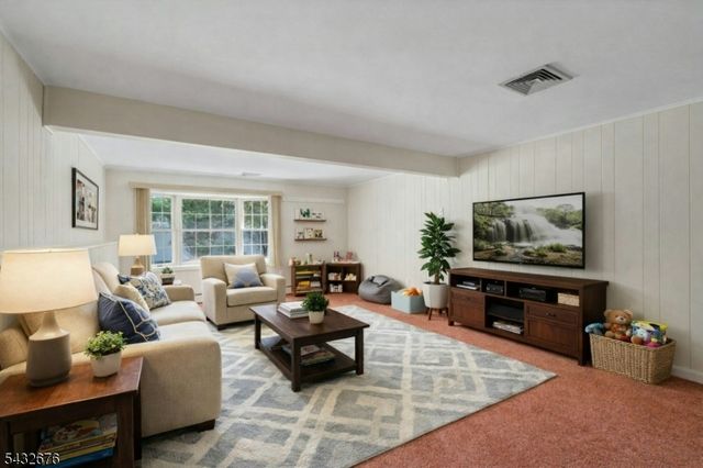 98 Vassar Dr, Paramus Boro, NJ 07652