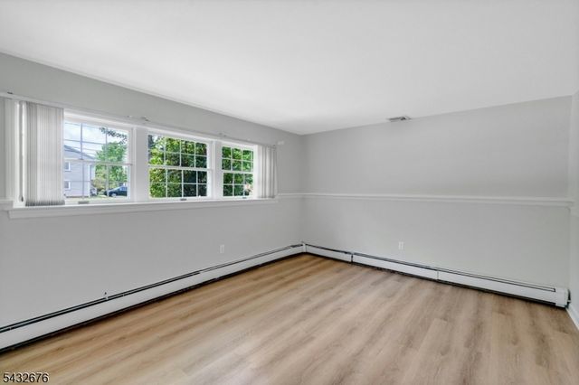 98 Vassar Dr, Paramus Boro, NJ 07652