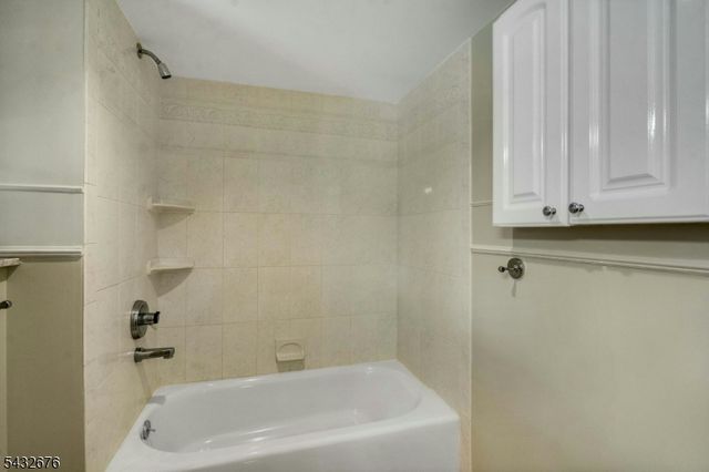 98 Vassar Dr, Paramus Boro, NJ 07652