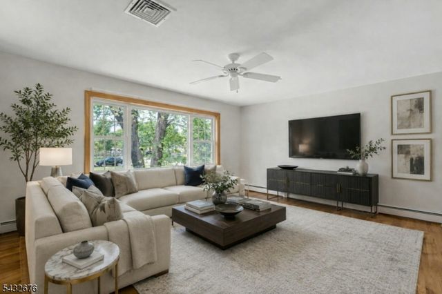 98 Vassar Dr, Paramus Boro, NJ 07652