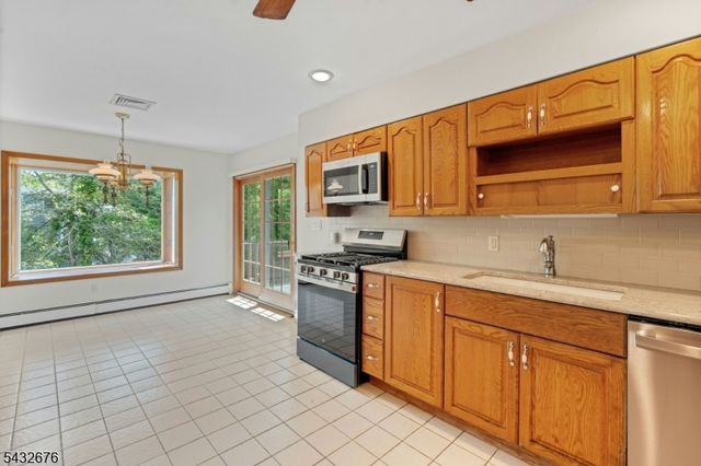 98 Vassar Dr, Paramus Boro, NJ 07652