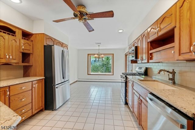98 Vassar Dr, Paramus Boro, NJ 07652