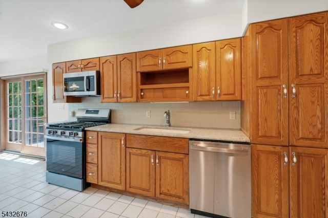 98 Vassar Dr, Paramus Boro, NJ 07652