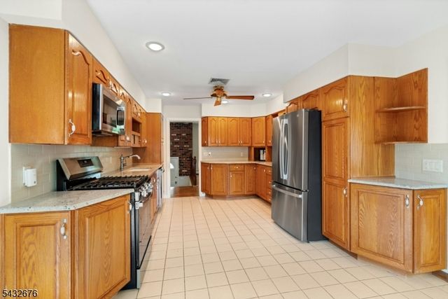 98 Vassar Dr, Paramus Boro, NJ 07652