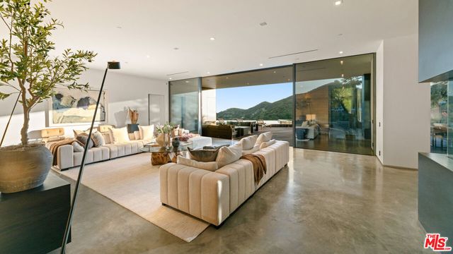 2341 Gloaming Way, Beverly Hills, CA 90210